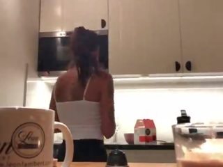 완전한 pokies 에 그만큼 부엌 캠, braless sylvia 과 그녀의 놀랄만한 니플