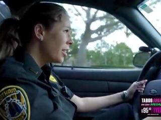 Nikki brooks di ibu tiri ingin untuk peran bermain sebagai sebuah polisi dan memiliki xxx film di saya tempat tidur