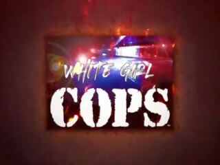 זיון ה משטרה - גמד בלונדינית לבן גברת cops raid מקומי stash בית ו - seize custody של גדול שחור putz ל מזיין