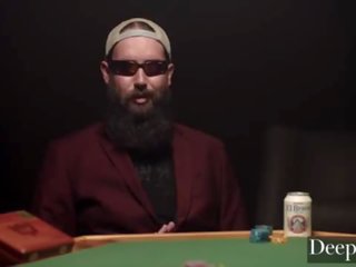 Deeper&period; gambler bets 그의 beguiling 아내 에 높은 stake 경기