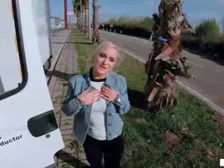 Ιταλικό enchantress fucks ξένος σε αυτήν truck