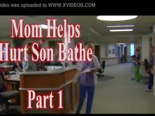 媽媽 helps 傷 兒子 bathe 部分 我